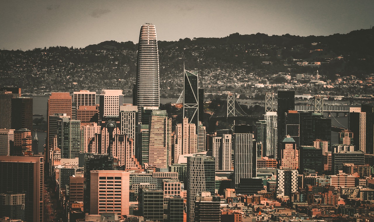 加强场地设 加强场地设